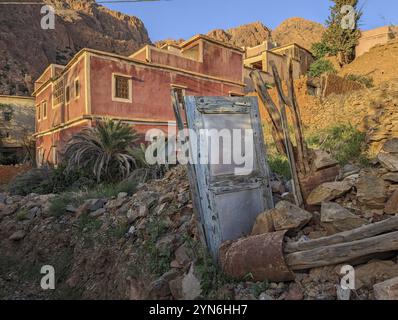 Wunderschönes kleines Dorf Oumesnat mit Tonhäusern im Antiatlasgebirge Marokkos Stockfoto