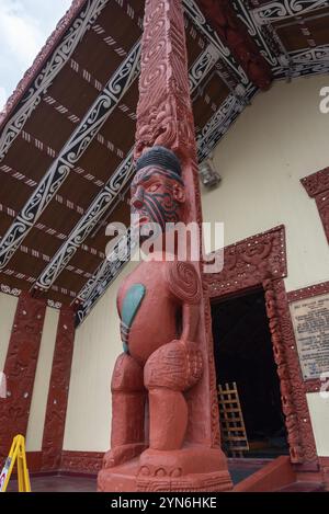 Schöne traditionelle Maori-Skulpturen im Dorf Whakarewarewa, Nordinsel Neuseelands Stockfoto