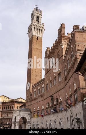 Der berühmte Palazzo Pubblico an der Piazza del Campo in der Innenstadt von Siena, Italien, Europa Stockfoto