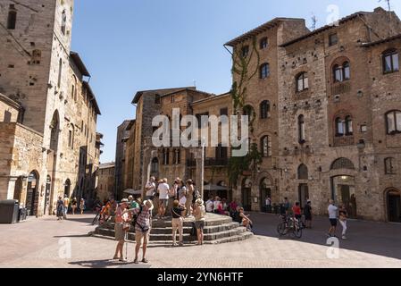 SAN GIMIGNANO, ITALIEN, 20. SEPTEMBER 2023, Piazza della Cisterna im Zentrum von San Gimignano, Italien, Europa Stockfoto