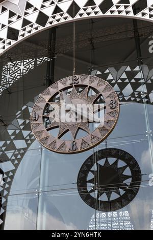 MARRAKESCH, MAROKKO, 20. APRIL 2023, modernes orientalisches Gebäude des Hauptbahnhofs von Marrakesch, Marokko, Afrika Stockfoto