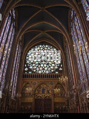 PARIS, FRANKREICH, 13. MAI 2022, das Innere der berühmten Sainte Chapelle in Paris mit beeindruckenden bunten Fenstern, Frankreich, Europa Stockfoto