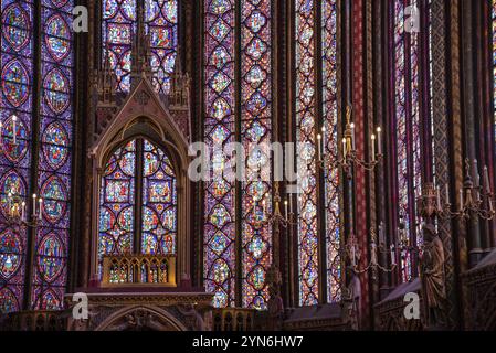 PARIS, FRANKREICH, 13. MAI 2022, das Innere der berühmten Sainte Chapelle in Paris mit beeindruckenden bunten Fenstern, Frankreich, Europa Stockfoto