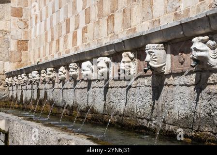 Berühmter mittelalterlicher Brunnen von 99 Ausbrüchen in der Altstadt von L'Aquila, Abruzzi in Italien Stockfoto