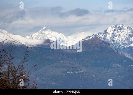 Herrlicher Blick auf die südlichen Alpen und den Berg Montagnia, vom Monte Crocione am Comer See, Italien, Europa Stockfoto