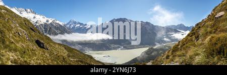 Wolkiger Blick auf das Tal des Mount Cook National Park von der Mueller Hut Route, Südinsel Neuseelands Stockfoto