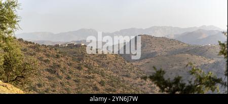 Sonnenuntergang über einer wunderschönen, friedlichen Landschaft des Antiatlasgebirges in der Nähe von Tirourgane, Marokko, Afrika Stockfoto