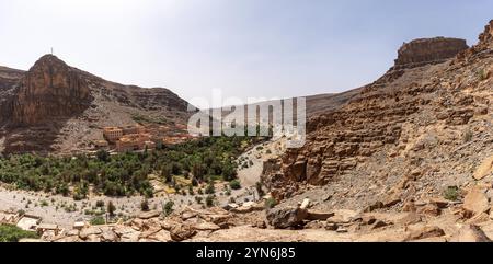 Panoramablick auf die berühmte Amtoudi-Schlucht im Antiatlas-Gebirge, Marokko, Afrika Stockfoto