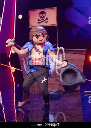 Köln, Deutschland. November 2024. Die Figur „der Pirate“ erscheint auf der Bühne in der ProSieben-Show „der maskierte Sänger“. Quelle: Rolf Vennenbernd/dpa/Alamy Live News Stockfoto