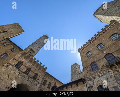 Weitwinkelblick auf die Piazza del Duomo in San Gimignano, Italien, Europa Stockfoto