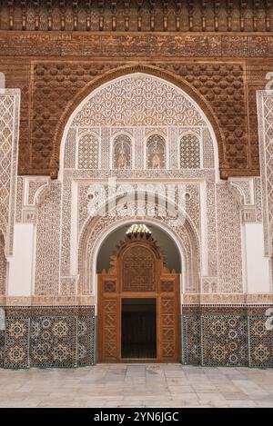 MARRAKESCH, MAROKKO, 18. APRIL 2023, berühmte Madrassa Ben Youssef in der Medina von Marrakesch Stockfoto