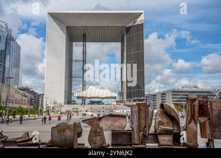 PARIS, FRANKREICH, 29. MAI 2022, berühmter Grande Arche im La Defense Viertel in Paris, Frankreich, Europa Stockfoto