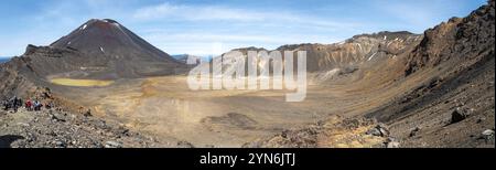 Wandern auf dem Tongariro Alpine Crossing, Panoramablick auf Mt Ngauruhoe, Nordinsel Neuseelands Stockfoto