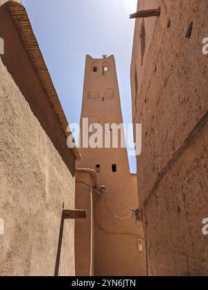 Minarett einer historischen Moschee aus Lehm im alten Stadtzentrum von Amezrou im Draa-Tal, Marokko, Afrika Stockfoto