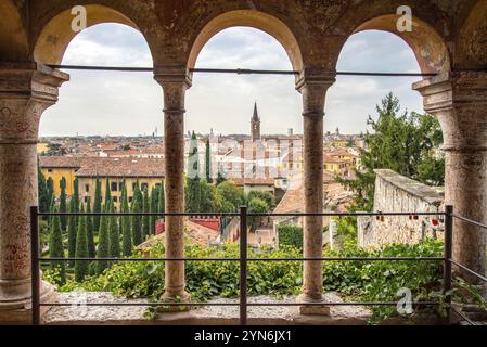 Blick von der Innenstadt von Verona von einem Pavillon im öffentlichen Park Giardino Giusti, Italien, Europa Stockfoto