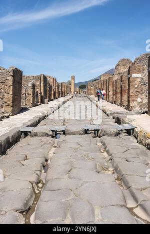 POMPEJI, ITALIEN, 4. MAI 2022, Ein Querweg einer typischen römischen Straße in der antiken Stadt Pompeji, Süditalien Stockfoto