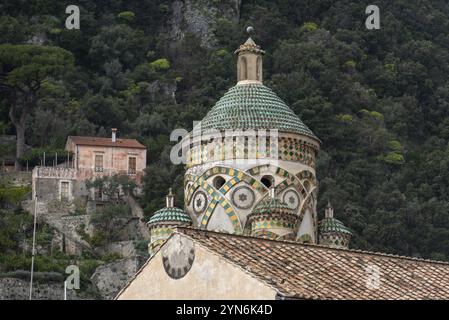 Glockenturm der berühmten Kathedrale in der Stadt Amalfi in Süditalien Stockfoto