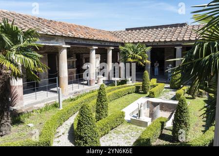 POMPEJI, ITALIEN, 4. MAI 2022, Yard in einer typischen römischen Villa des antiken Pompeji, Süditalien Stockfoto