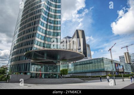 PARIS, FRANKREICH, 29. MAI 2022, malerische Wolkenkratzer mit Glasfassaden im Viertel La Defense in Paris, Frankreich, Europa Stockfoto