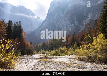 Wandern durch das Vrata-Tal im Herbst, Triglav-Nationalpark in den Julischen Alpen, Slowenien, Europa Stockfoto