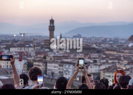 FLORENZ, ITALIEN, 21. SEPTEMBER 2023, große Touristenströme auf der Piazzale Michelangelo genießen Sonnenuntergang über Florenz, Italien, Europa Stockfoto