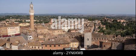 Panoramablick über die Innenstadt von Siena und den Palazzo Pubblico, vom Facciatone Panoramablick aus gesehen, Italien, Europa Stockfoto