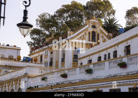 Typisches spanisches Haus aus der Kolonialzeit im Zentrum von Tanger, Nordmarokko Stockfoto