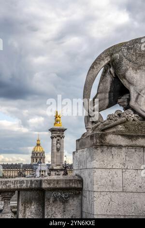 Schwanz einer Löwenskulptur auf der Brücke Alexandre III, Blick auf das Militärmuseum, Paris, Frankreich, Europa Stockfoto