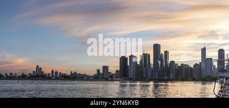 Sonnenuntergang über der Skyline von Chicago, vom Navy Pier, USA, Nordamerika Stockfoto