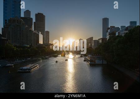 01.11.2024, Melbourne, Victoria, Australien - Blick von der Princes Bridge über den Yarra River in Richtung der Skyline von Melbourne CBD mit seinen Wolkenkratzern. Stockfoto