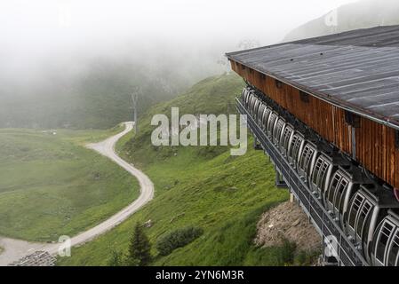 Eine Seilbahnstation mit gelagerten Gondeln am Hintertuxer Gletscher, Österreich, Europa Stockfoto