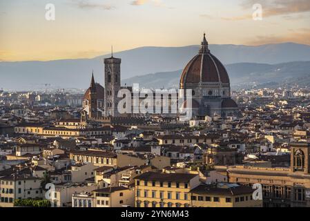 Skyline der Innenstadt von Florenz bei Sonnenuntergang, von der berühmten Piazzale Michelangelo aus gesehen, Italien, Europa Stockfoto