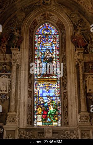 FLORENZ, ITALIEN, 21. SEPTEMBER 2023, buntes Buntglasfenster in der Filippo Strozzi Kapelle der Basilika Santa Maria Novella in Florenz, Italien, E. Stockfoto