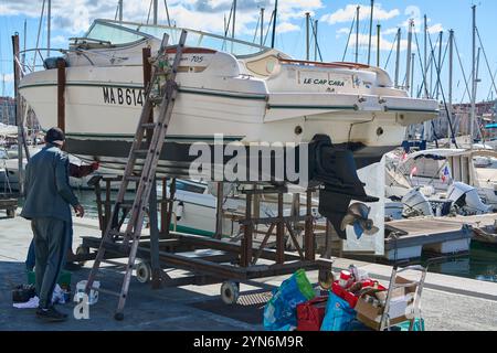 Marseille, Frankreich - 24. November 2024: Arbeiter im Jachthafen von Marseille arbeiten auf einem Segelschiff namens Le Cap Cara. Die lebhafte Umgebung ist komplett Stockfoto