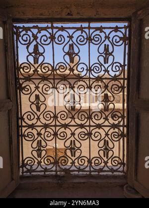 Verziertes traditionelles Fenstergitter einer berberhausruine im Stadtzentrum von Amezrou, Marokko, Afrika Stockfoto