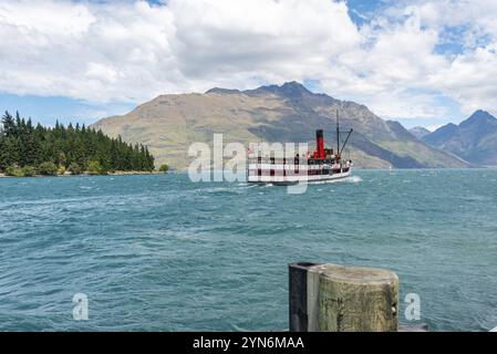 Antikes Dampfschiff auf dem Wakatipu-See in Queenstown, Südinsel Neuseelands Stockfoto