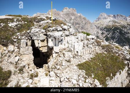 Überreste eines Militärbunkers auf dem Klavierberg in den Dolomiten, erbaut während des Ersten Weltkriegs, Südtirol Stockfoto