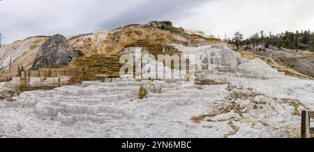 Malerische, leblose Kalziumterrassen in Mammoth Hot Springs, Yellowstone National Park, USA, Nordamerika Stockfoto