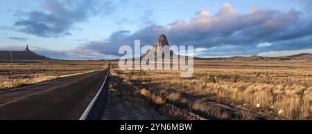 Malerische Wolken über einer geraden Straße durch Navajo Nation, USA, Nordamerika Stockfoto