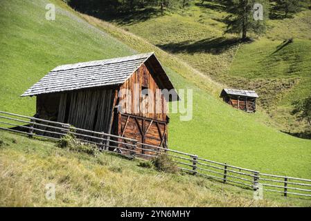 Ein alter Holzheuschuppen im Val di Morins, den Südtiroler Dolomiten Stockfoto