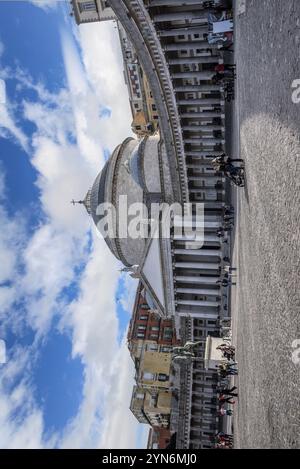 Riesige klassizistische Basilika San Francesco di Paula in der Innenstadt von Neapel, Süditalien Stockfoto