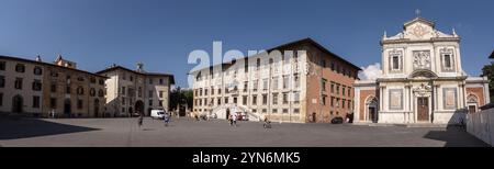 Reich verzierte Fassade des Palazzo della Carovana an der Piazza dei Cavalieri im Zentrum von Pisa, Italien, Europa Stockfoto