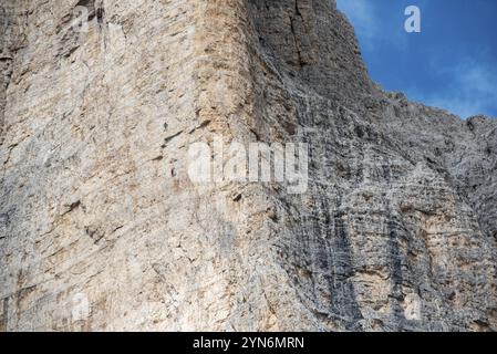 Bergsteiger erklimmen die 3 Zinnen in den Dolomitenbergen, Südtirol Stockfoto