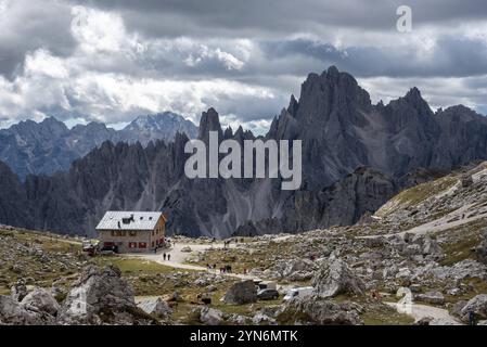 Malerische wilde alpine Landschaft rund um die 3 Zinnen Berge, die dolomiten in Südtirol Stockfoto
