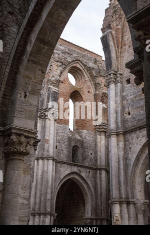 Bogen des mittelalterlichen Zisterzienserklosters San Galgano in der Toskana, Italien, Europa Stockfoto