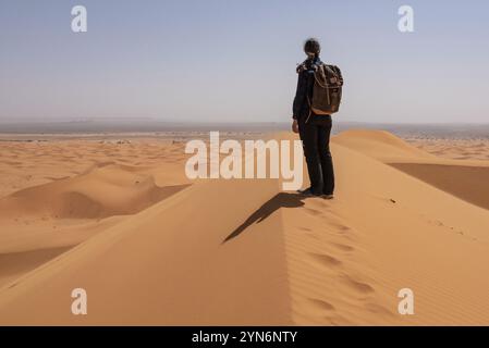 Wanderung auf der Großen Düne von Merzouga in der Erg Chebbi Wüste, marokkanische Sahara Wüste Stockfoto