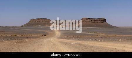 Der berühmte Hufeisenberg Gara Medouar in der Wüste nahe Merzouga, bekannt für verschiedene Filmsets, Marokko, Afrika Stockfoto