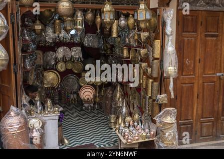 Berühmter Seffarine Souk in der Medina von Fes, Marokko, Afrika Stockfoto