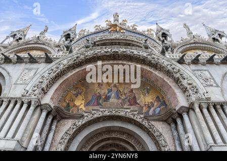 Fassade des Haupttors des Markusdoms in Venedig, Italien, Europa Stockfoto