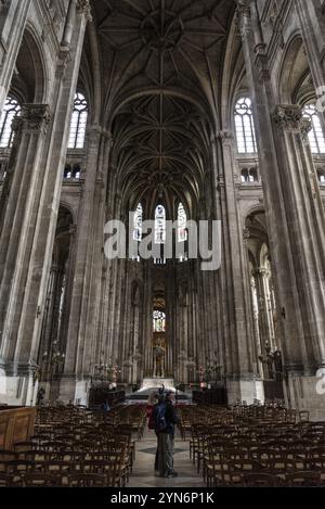 PARIS, FRANKREICH, 24. MAI 2022, hohe Säulen und wunderschön verzierte Decke in der gotischen Kirche Saint Eustache in Paris, Frankreich, Europa Stockfoto